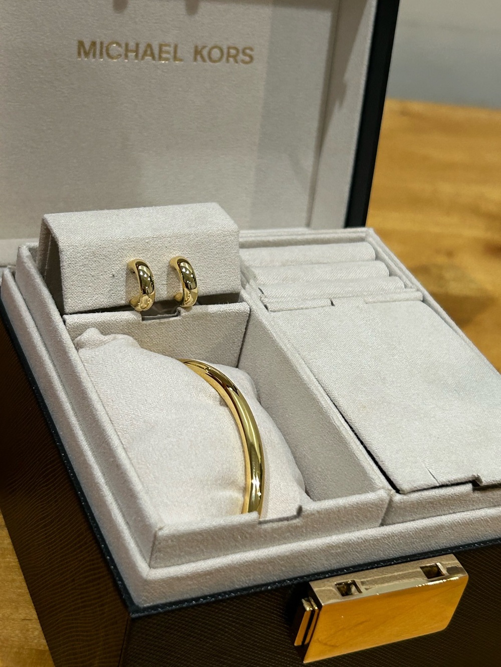 Michael Kors Gold Bracelet and Hoop Earring Set with Jewelry Storage NWTu